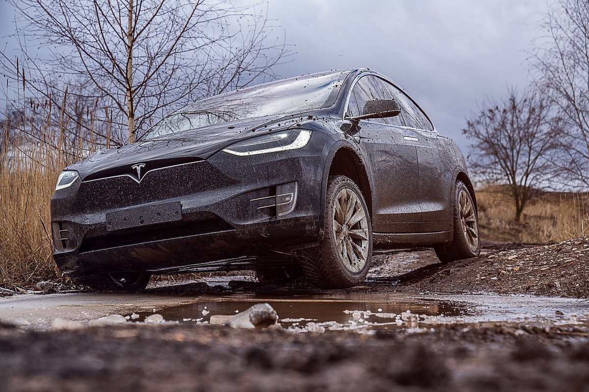 Электрокросс Tesla Model X протестировали на экстремальном бездорожье с грязью