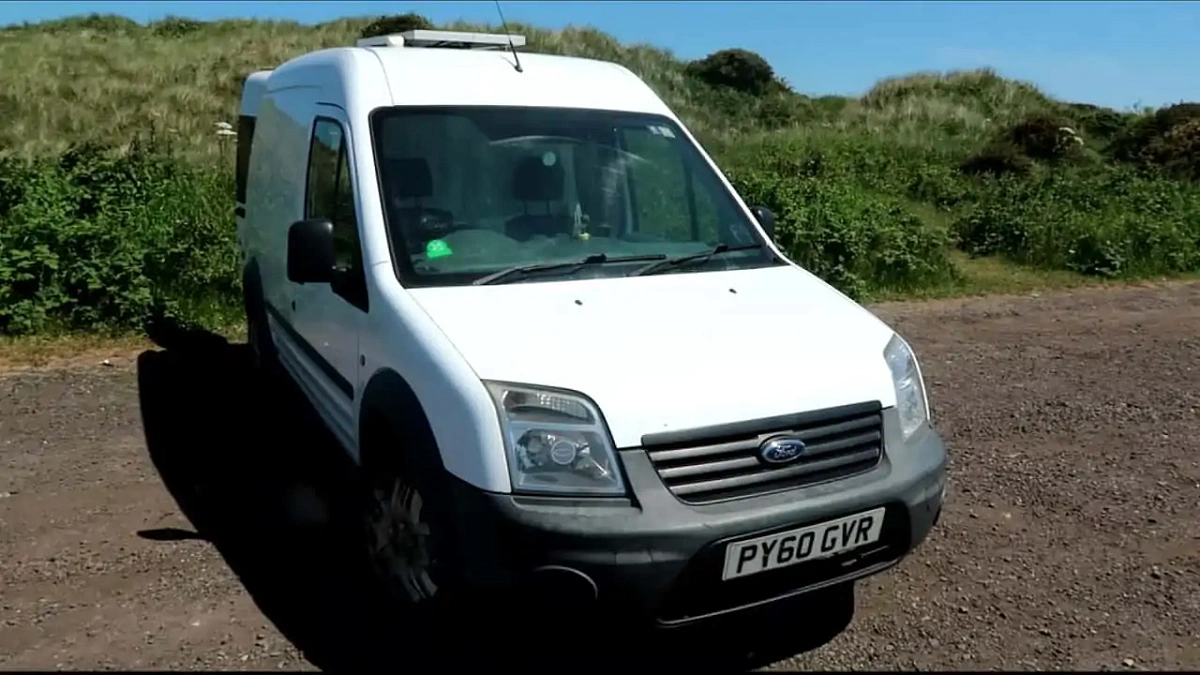 Это видео-экскурсия по крошечному автодому, созданному на базе Ford Transit  Connect