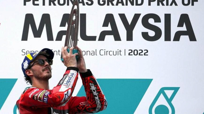 Франческо Баньяя выиграл Гран-при Малайзии MotoGP при старте с 9-ого места