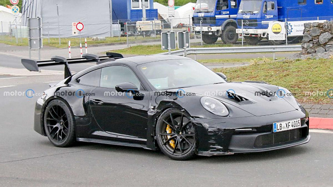 Новое поколение Porsche 911 GT3 RS демонстрирует гигантское заднее крыло на шпионских фото