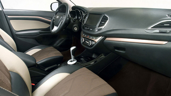 На автомобиль модели Lada Vesta стали устанавливать новые вставки обивок дверей