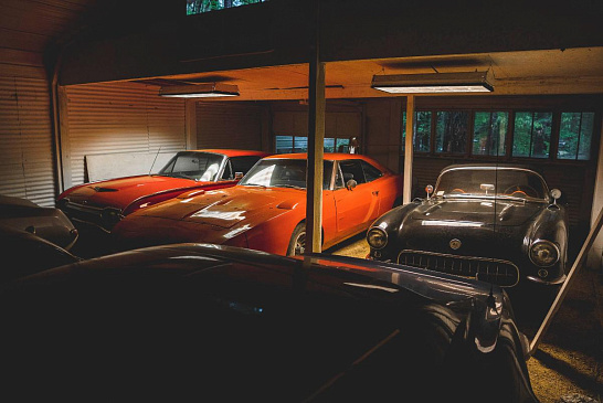 В этих старых гаражах нашли идеально сохранившиеся автомобили BMW и Bentley 