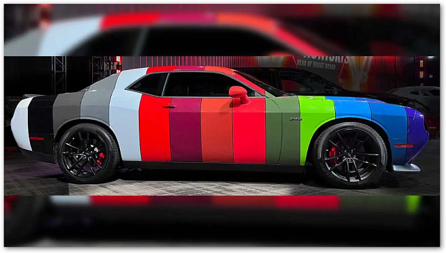 Маслкар Dodge Challenger получил от тюнера многоцветную пленку одновременно в 14 цветах