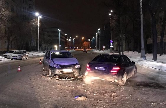 В центре Екатеринбурга в ночной аварии сошлись две легковушки