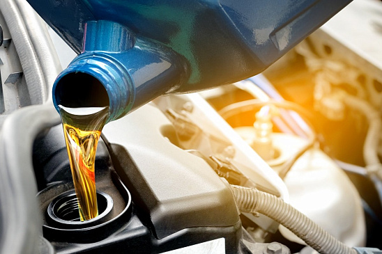Автоэксперт Дмитрий Попов разъяснил, когда нужно менять моторное масло и антифриз в автомашине