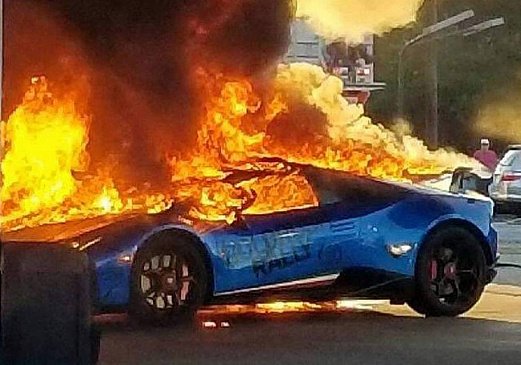 Lamborghini Huracan дотла сгорел на заправке, пока его владелец стоял в очереди