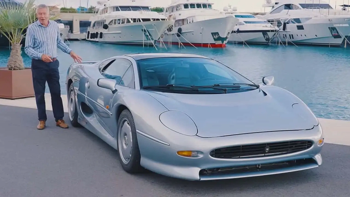 Суперкар Jaguar XJ220 выглядит очень эффектно в Монако 