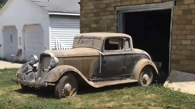 Этот Dodge Barn 1933 года выпуска впервые помыли за 56 лет