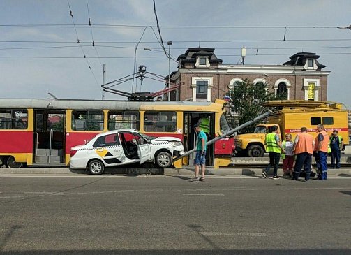 В Краснодаре таксист не поделил дорогу с трамваем