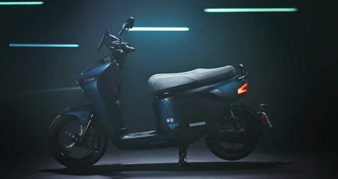 Yamaha представила скутер со съемным аккумулятором 
