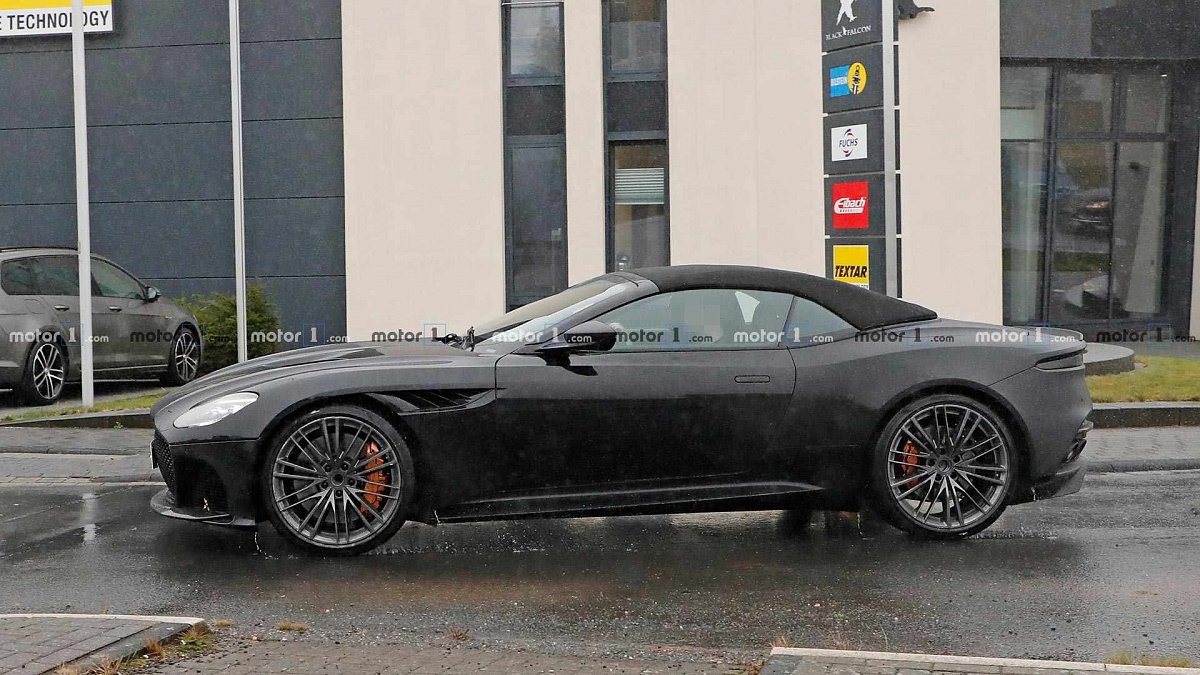 Aston Martin DBS Superleggera Volante попался без камуфляжа