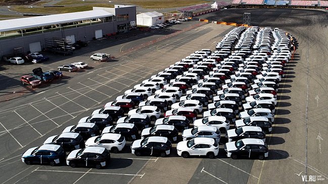 Сотни новых машин бренда Mazda скопились во Владивостоке