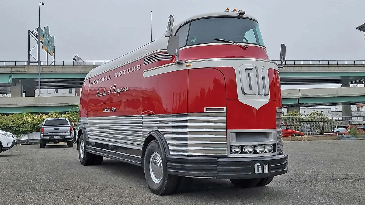 Появилась редкая возможность приобрести уникальный ретро-фургон GM Futurliner