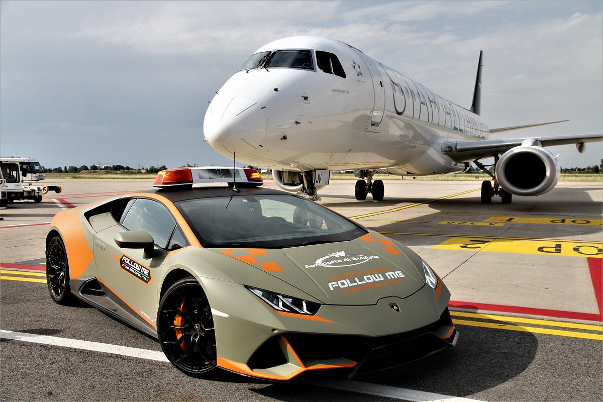 В итальянском аэропорту Болоньи появился лучший автомобиль Follow Me — Lamborghini Huracan Evo
