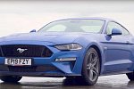 Ford Mustang соревнуется в скорости с внедорожником Bowler Bulldog