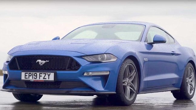 Ford Mustang соревнуется в скорости с внедорожником Bowler Bulldog