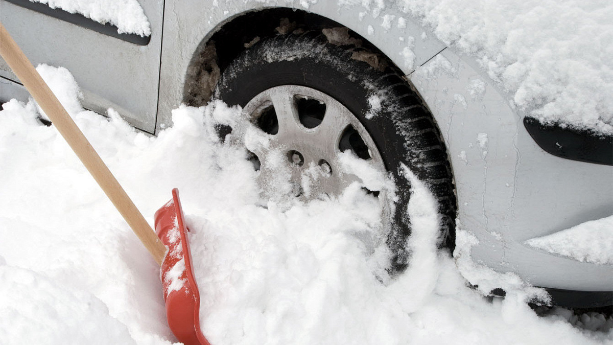 Автоэксперт Баканов назвал стандартные ошибки автомобилистов при вытаскивании автомашины из снега