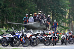 Посмотрите как байки KTM 890 проходят по однопутным трассам