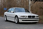 Легендарный белый BMW 740i уйдет с молотка