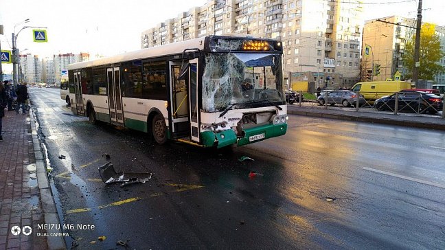 В Петербурге ДТП с участием автобуса и маршрутки