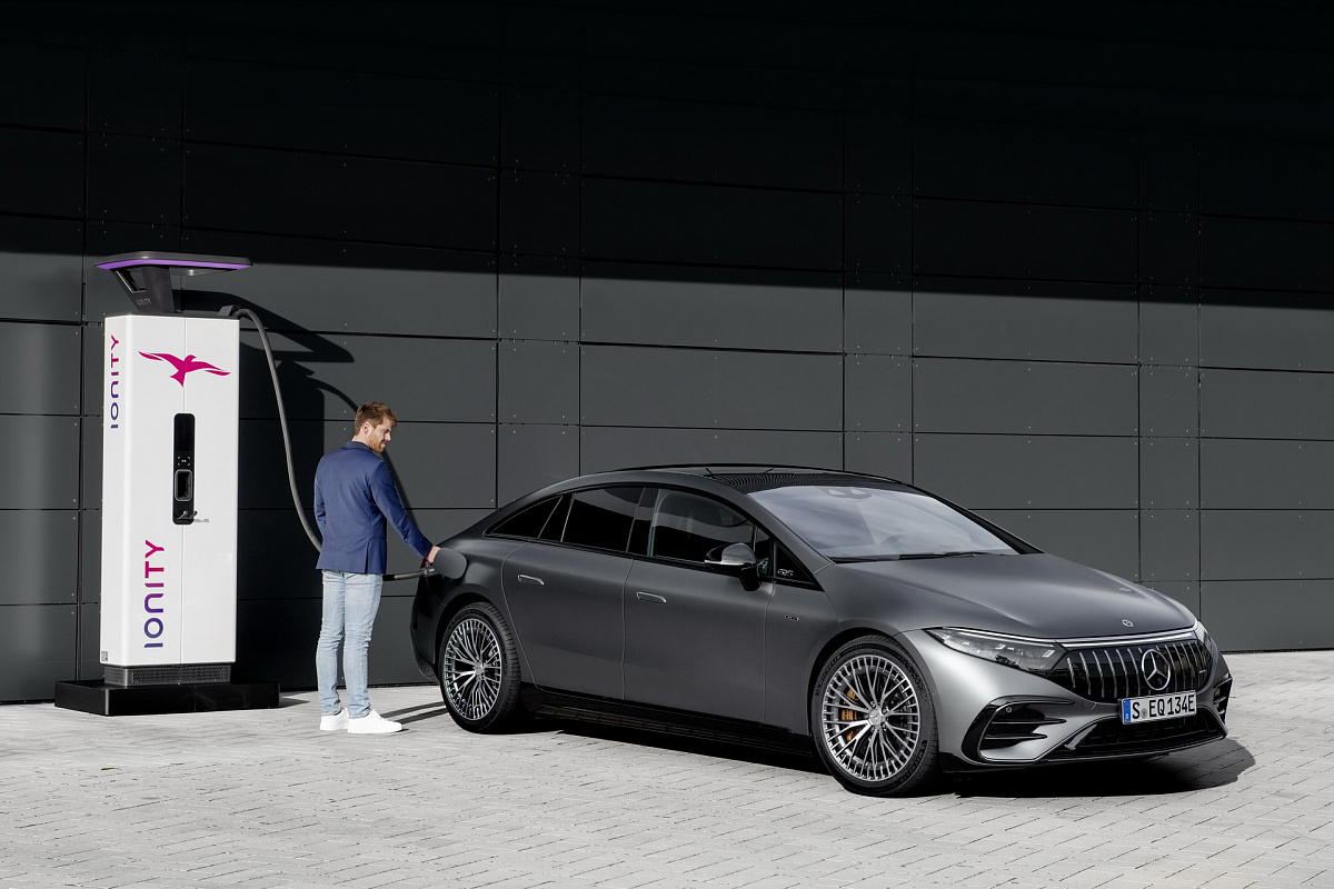 Mercedes-AMG выпустил флагманский электрокар EQS 53 2023 года мощностью до 751 л.с.