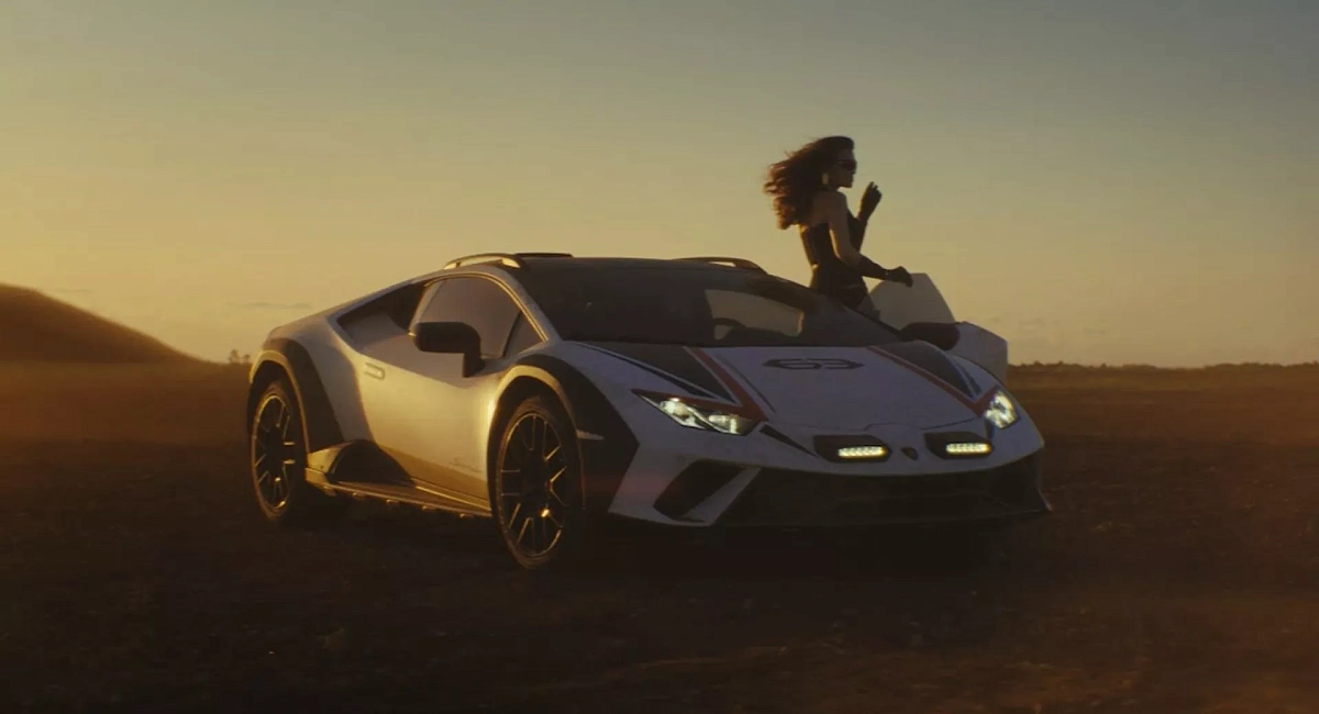Интернет раскритиковал компанию Lamborghini из-за непристойной рекламы гиперкара Huracan Sterrato