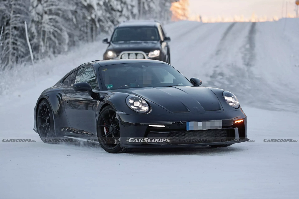 Porsche 911 GT3 и Touring 2025 года тестируются тяжелым камуфляжем с новыми бамперами