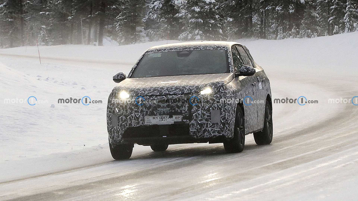 Новый Peugeot 3008 засветился на шпионских фотографиях с закамуфлированным серийным кузовом