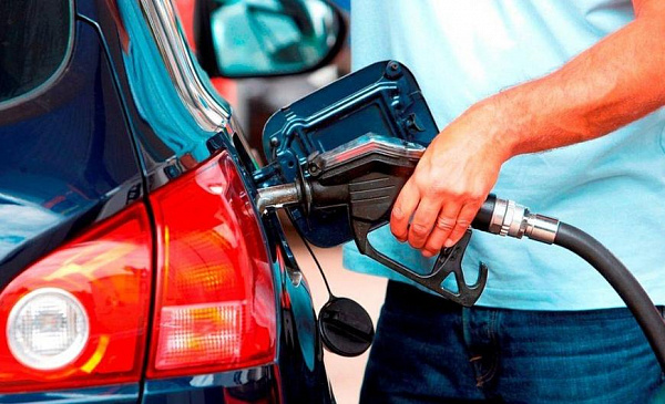 Автоэксперт Рязанов рассказал, что полный бак топлива может привести к поломке автомашины