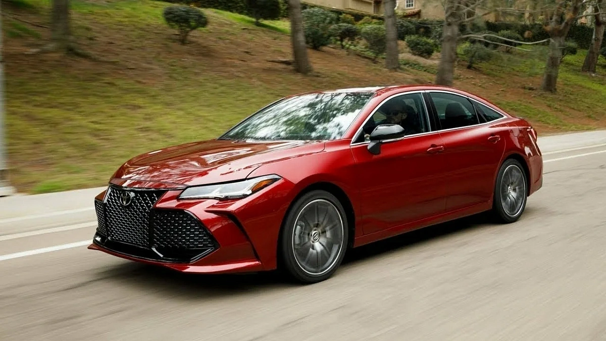 Японский седан дешевле китайцев: Toyota Avalon в России - цена поражает