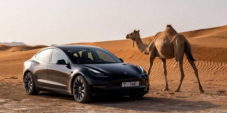 Tesla протестировала свои автомобили на экстремальную жару в пустыне при 50 градусах Цельсия