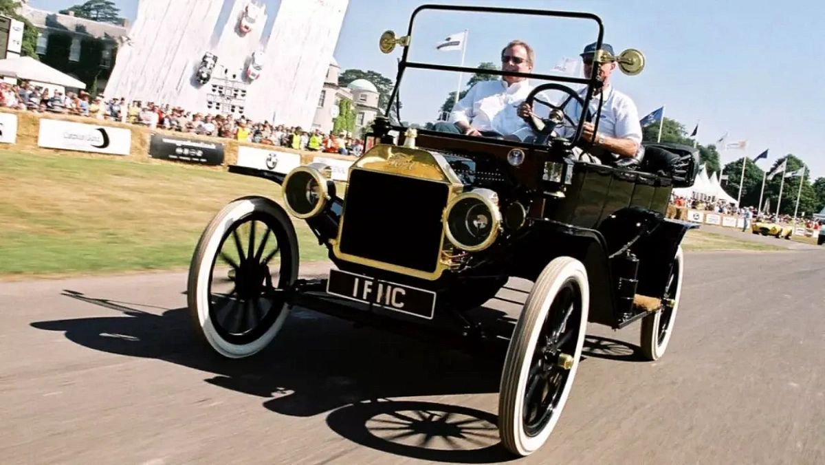 За превышение скорости остановили классический Ford Model T 1910 года За превышение скорости остановили классический Ford Model T 1910 года