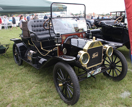 В Сети появился интересно снятый обзор на Ford Model T образца 1914 года 