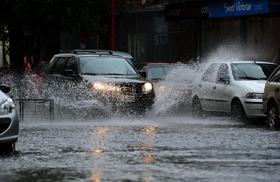 Водителям в РФ рассказали, как спасти автомобиль от последствий потопа