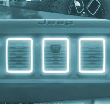 Компания Jeep анонсировала новый электромобиль с подсветкой решетки радиатора с семью прорезями