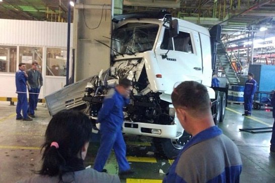 На заводе «КамАЗа» новенький грузовик протаранил опору 