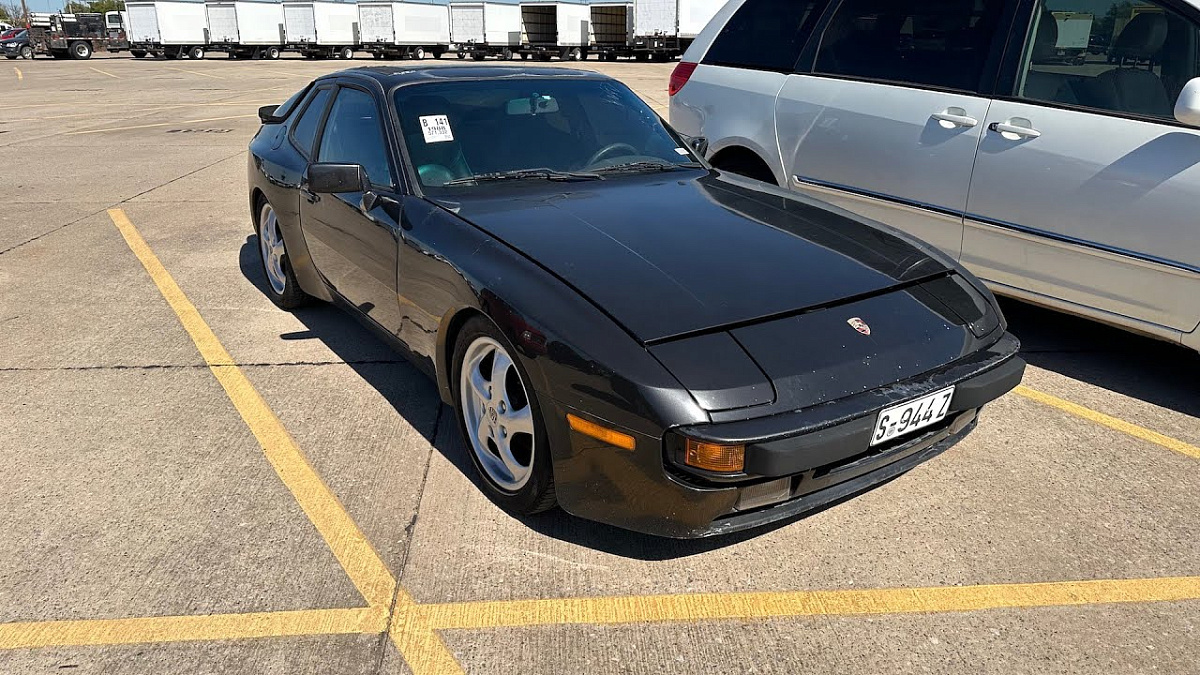 На аукционе продается Porsche 944 с пробегом почти млн. километров