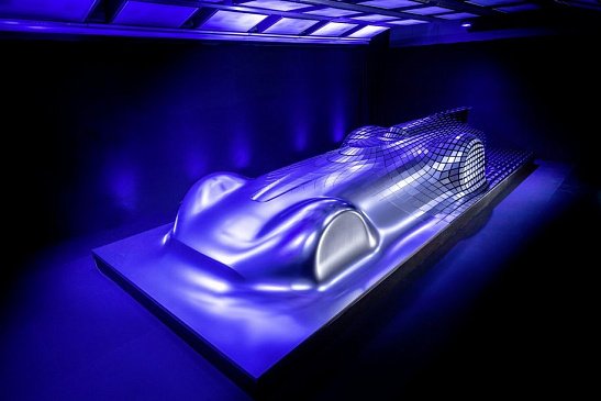 Mercedes анонсировал электрический суперкар показав новую скульптуру