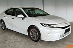 Toyota Camry получила двухмоторную гибридную версию