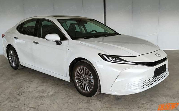 Toyota Camry получила двухмоторную гибридную версию