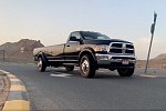 В ОАЭ показали длинный Dodge Ram 4500 с бассейном в кузове