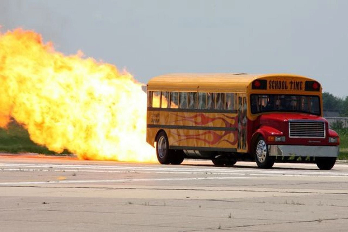 До 590 км/ч разогнали желтый школьный автобус в США (Видео)