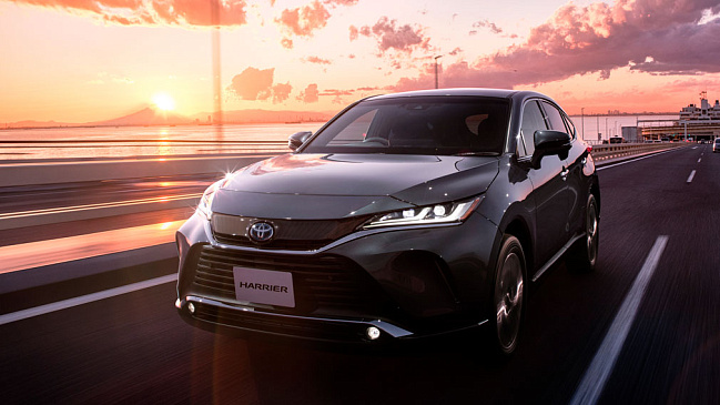 В России в продаже появился кроссовер Toyota Harrier стоимостью от 2 млн рублей