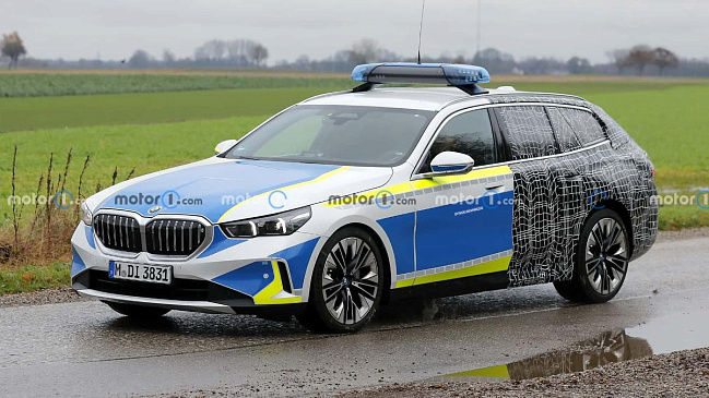 Компания BMW замаскировала электрическую 5 Series под полицейскую машину 