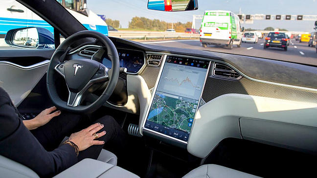 Согласно опросу, Tesla создает лучшие авто с автопилотом на данный момент