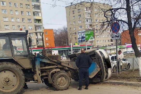 В Пензе на проспекте Победы трактор таранил "Фольксваген"