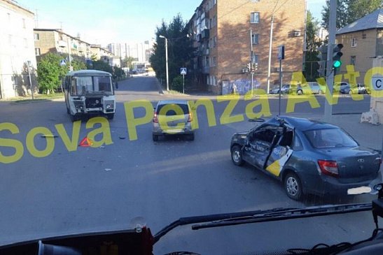 В ходе аварии в Пензе пострадал таксист 