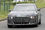 Новый BMW 7 Series заметили со странно расположенным номерным знаком