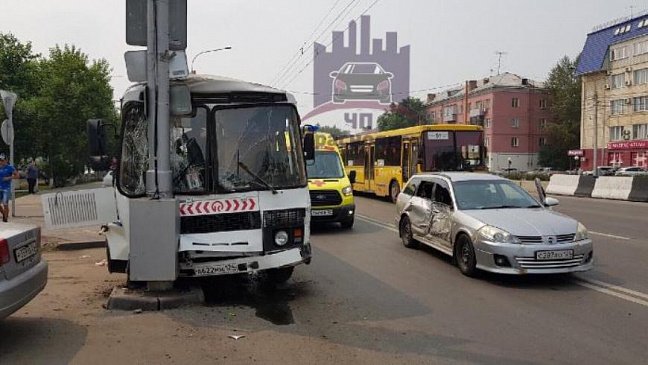 В Красноярске иномарка врезалась в пассажирский автобус