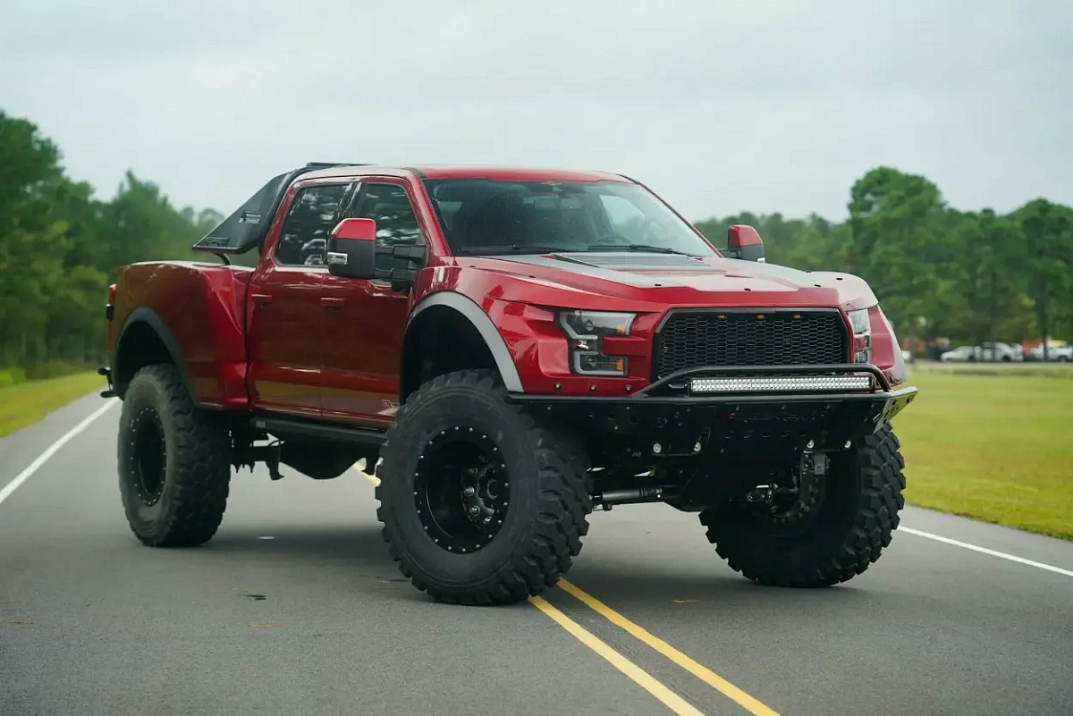 MegaRexx это измененный до неузнаваемости пикап F-250 от Ford MegaRexx это измененный до неузнаваемости пикап F-250 от Ford
